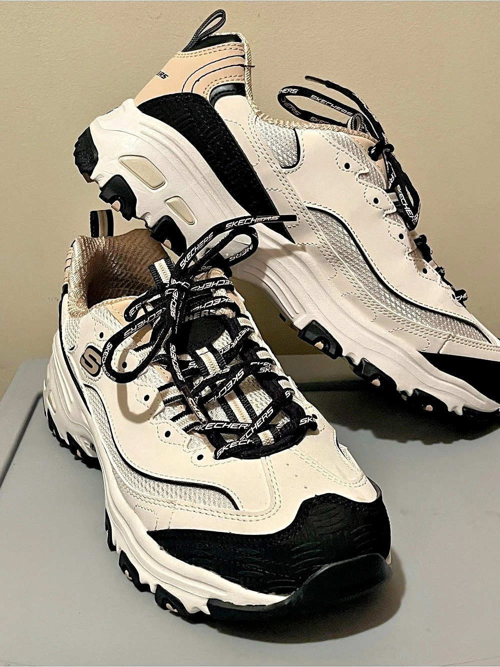 Skechers D'Lites Women's Sneakers White & Black US 8.5 Like New